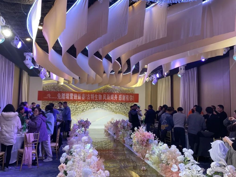 优米娱乐有限公司官网首页下载 所有员工欢聚一堂,共同举杯庆祝