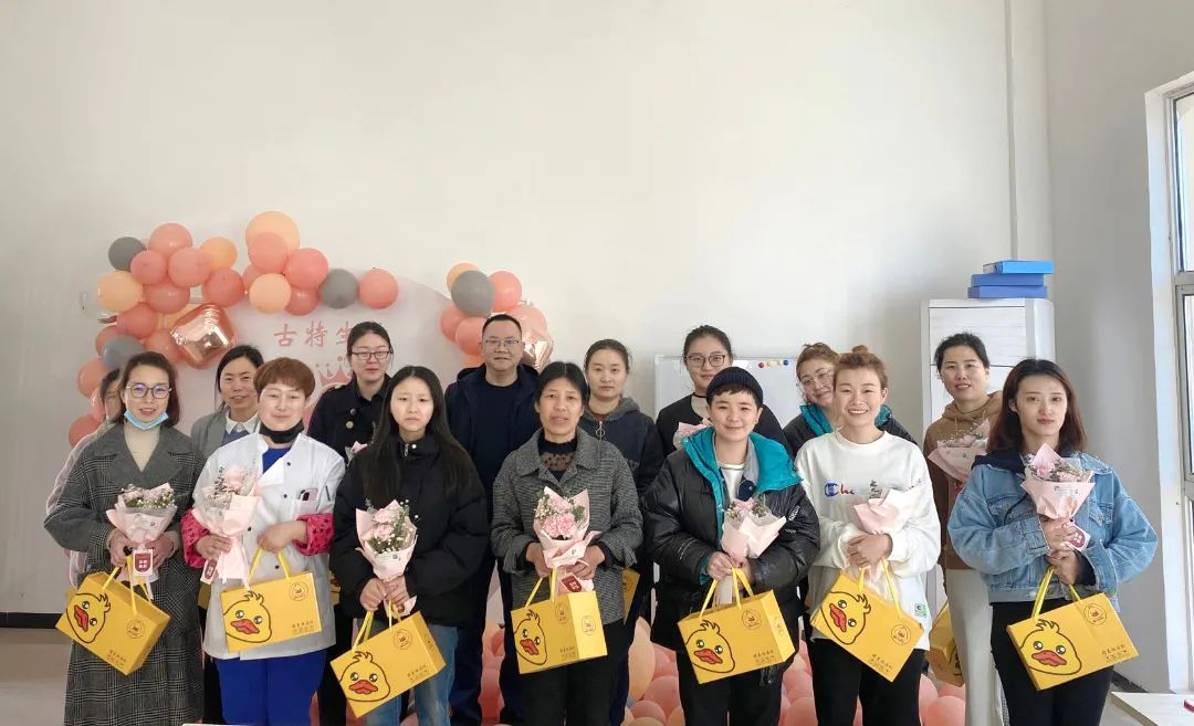 优米网官方下载科技有限公司于2022年3月8日组织开展了节日活动，公司全体女职工及特邀嘉宾—总经理秦永发先生在温馨愉快的氛围中共度女神节。